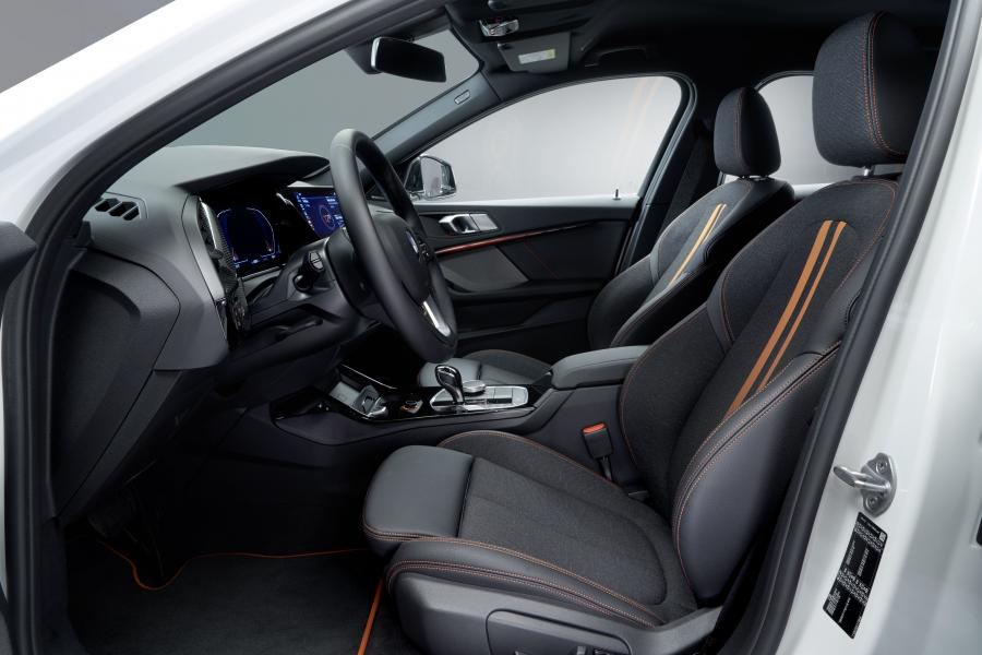 Интерьер BMW 118i Sportline (F40) 2019 года  (WW) (фото 48 из 81)